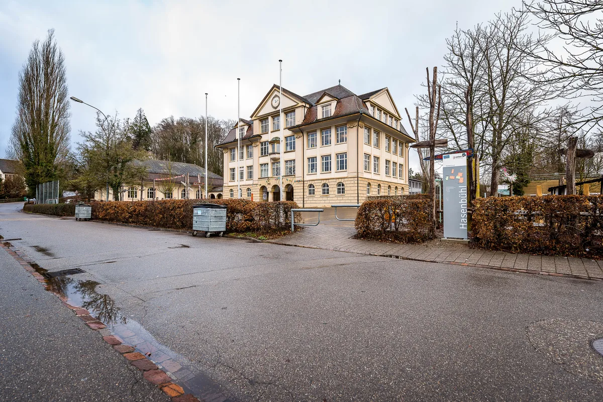 Blick auf das Schulhaus Hasenbühl